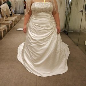 Davids Bridal Ivory wedding dress